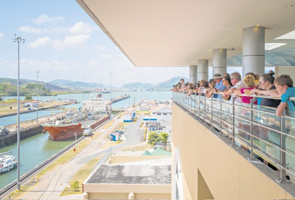 Un grupo de turistas observan la travesía de un buque en las esclusas del Canal de Panamá. Un grupo de turistas observan la travesía de un buque en las esclusas del Canal de Panamá.