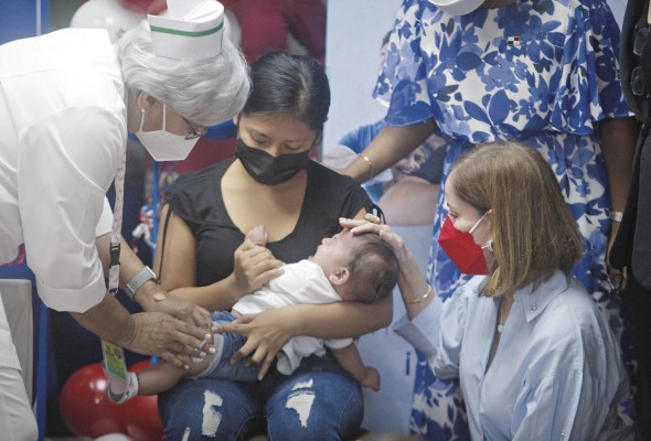 Fotografía tomada el pasado 10 de octubre , en la que se registró a un niño al ser vacunado contra la covid-19, en Ciudad de Panamá (Panamá). Fotografía tomada el pasado 10 de octubre , en la que se registró a un niño al ser vacunado contra la covid-19, en Ciudad de Panamá (Panamá).