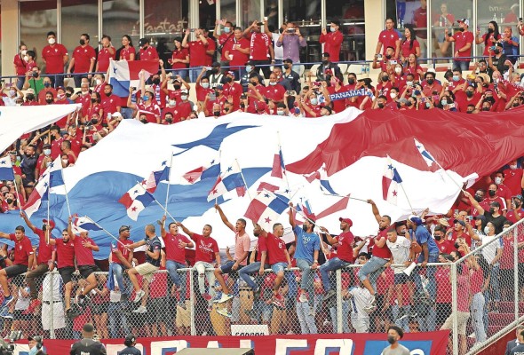 Aficionados animan a Panamá en un partido de las eliminatorias para el Mundial de Catar 2022, en una fotografía de archivo. Aficionados animan a Panamá en un partido de las eliminatorias para el Mundial de Catar 2022, en una fotografía de archivo.