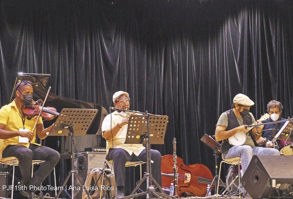 El ensamble fue dirigido por Luis Carlos Pérez. El ensamble fue dirigido por Luis Carlos Pérez.