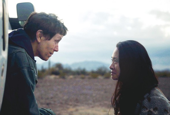 Fotografía cedida el pasado viernes por 20th Century Studios en la que se registró a la actriz Frances McDormand y a la directora Chloé Zhao durante el rodaje de una escena de la película 'Nomadland'. Fotografía cedida el pasado viernes por 20th Century Studios en la que se registró a la actriz Frances McDormand y a la directora Chloé Zhao durante el rodaje de una escena de la película 'Nomadland'.