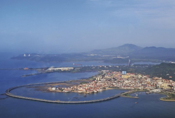 El proyecto de la Cinta Costera II y III agregó nuevo suelo urbano en forma de relleno de fondo de mar a la ciudad de Panamá. Su construcción generó un debate público sobre la cuestión de la pérdida de la relación de la ciudad con el mar debido al anillo vial que rodea el Casco Antiguo de la ciudad. El proyecto de la Cinta Costera II y III agregó nuevo suelo urbano en forma de relleno de fondo de mar a la ciudad de Panamá. Su construcción generó un debate público sobre la cuestión de la pérdida de la relación de la ciudad con el mar debido al anillo vial que rodea el Casco Antiguo de la ciudad.