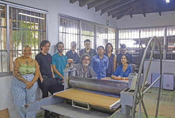 El maestro Rafael Martin junto a los partocipantes del Laboratorio Gráfico 2021 en su evento final. El maestro Rafael Martin junto a los partocipantes del Laboratorio Gráfico 2021 en su evento final.