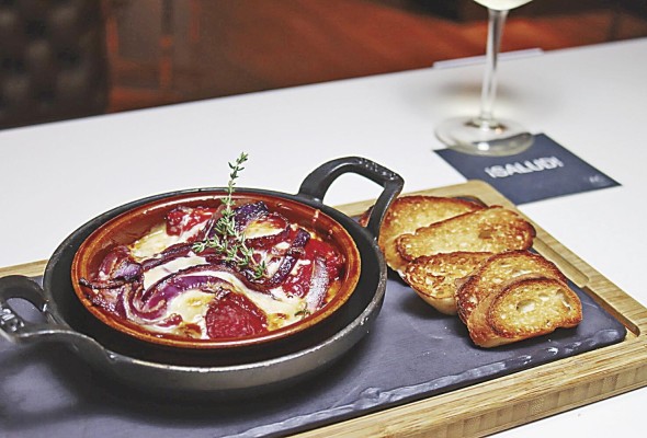 Pimientos del piquillo, un platillo combinado con chorizo y el pimiento morrón rostizado, cebolla caramelizada y queso azul. Pimientos del piquillo, un platillo combinado con chorizo y el pimiento morrón rostizado, cebolla caramelizada y queso azul.