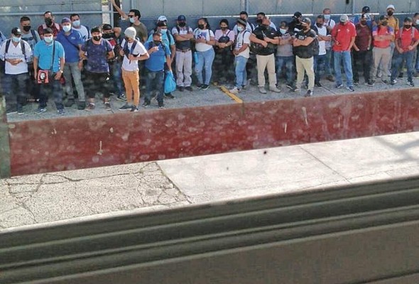 Trabajadores de la empresa Bimbo de Panamá, apostados fuera de la empresa como medida de paro. Trabajadores de la empresa Bimbo de Panamá, apostados fuera de la empresa como medida de paro.