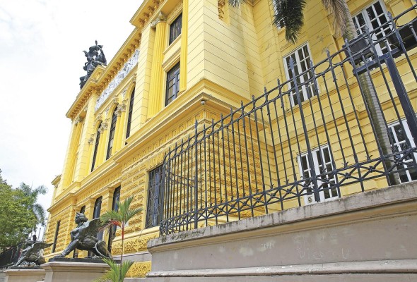 Fachada de 'El Nido de Águilas' con sus emblemáticas esfinges Fachada de 'El Nido de Águilas' con sus emblemáticas esfinges