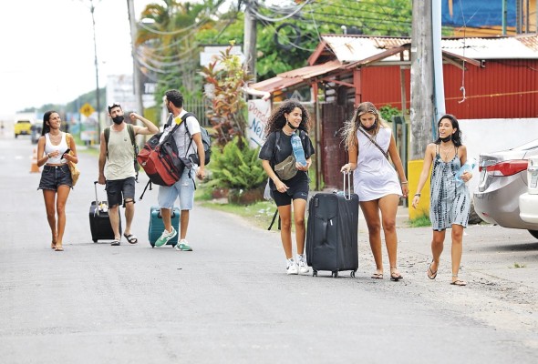 Los viajeros pueden disfrutar de diversas alternativas turísticas. Los viajeros pueden disfrutar de diversas alternativas turísticas.