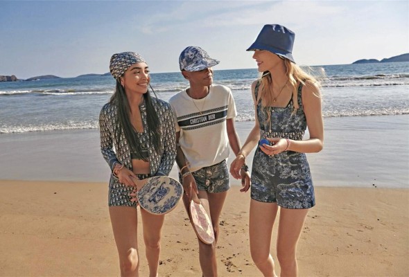 Un clásico de las 'pop up' veraniegas es Loewe, que desembarca en Ibiza cada año con una nueva edición de su cápsula de verano Paula's Ibiza. Un clásico de las 'pop up' veraniegas es Loewe, que desembarca en Ibiza cada año con una nueva edición de su cápsula de verano Paula's Ibiza.