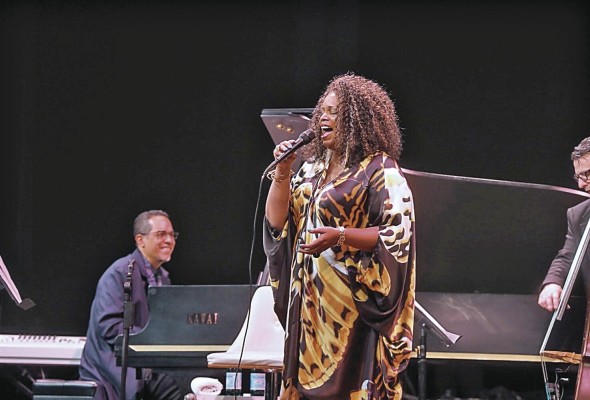 Dianne Reeves se presentó por primera vez en suelo Istmeño en la Noche de Gala del festival. Dianne Reeves se presentó por primera vez en suelo Istmeño en la Noche de Gala del festival.