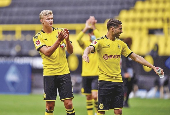 El Borussia Dortmund se impuso este sábado por 4-0 en el regreso de la Bundesliga ante su tradicional rival, el Schalke 04. El Borussia Dortmund se impuso este sábado por 4-0 en el regreso de la Bundesliga ante su tradicional rival, el Schalke 04.