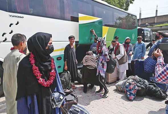 Las jugadoras y sus familiares llegaron a la ciudad oriental de Lahore este miércoles. Las jugadoras y sus familiares llegaron a la ciudad oriental de Lahore este miércoles.