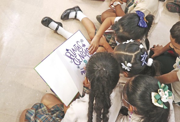 Estudiantes de la escuela bilingüe Omar Torrijos Herrera, de Paraíso Estudiantes de la escuela bilingüe Omar Torrijos Herrera, de Paraíso