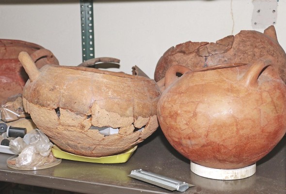 Piezas de cerámica y otros artefactos en el laboratorio de curaduría. Piezas de cerámica y otros artefactos en el laboratorio de curaduría.