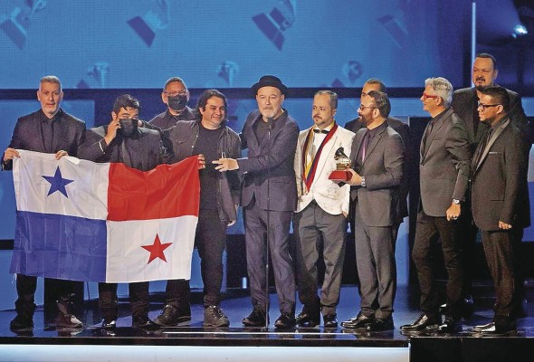 El cantautor nacional, Rubén Blades, y el director de orquesta, Roberto Delgado recibieron el premio Álbum del Año por 'Salswing!' El cantautor nacional, Rubén Blades, y el director de orquesta, Roberto Delgado recibieron el premio Álbum del Año por 'Salswing!'