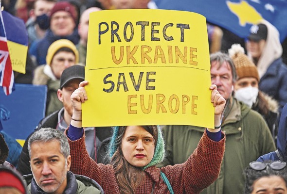Una mujer sostiene una pancarta mientras participa en una manifestación en Trafalgar Square, en el centro de Londres, el 5 de marzo de 2022. Una mujer sostiene una pancarta mientras participa en una manifestación en Trafalgar Square, en el centro de Londres, el 5 de marzo de 2022.