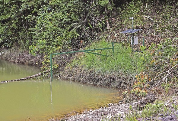 Mediante 25 sondas paramétricas se vigila la calidad del agua en tiempo real. Mediante 25 sondas paramétricas se vigila la calidad del agua en tiempo real.