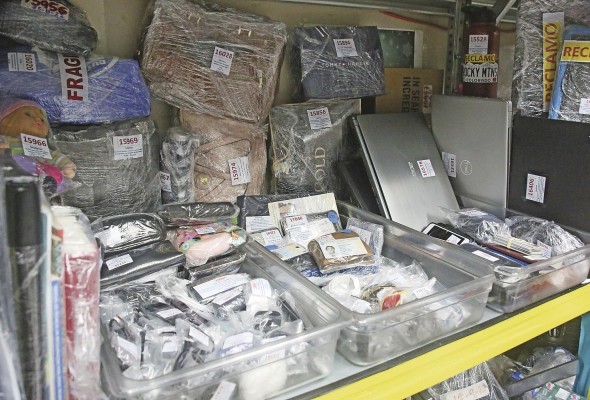 Los objetos olvidados por pasajeros pueden estar cerca de 90 días en custodia hasta ser reclamados. Los objetos olvidados por pasajeros pueden estar cerca de 90 días en custodia hasta ser reclamados.