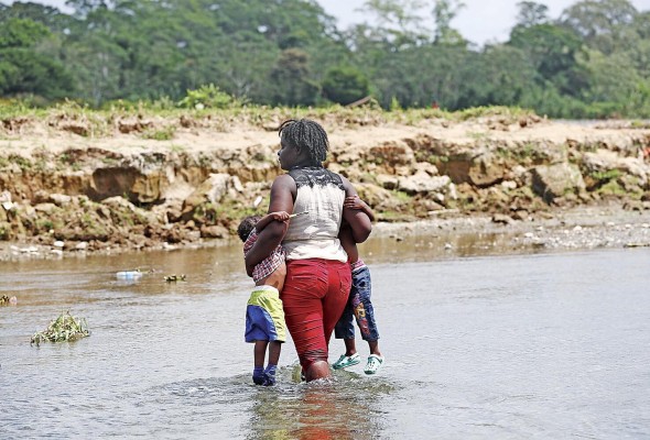 Miles de migrantes esperan cruzar la frontera colombo panameña en su camino a Estados Unidos. Miles de migrantes esperan cruzar la frontera colombo panameña en su camino a Estados Unidos.