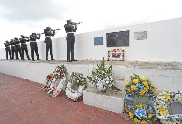 La Fundación para la Preservación del Patrimonio Histórico del Casco Antiguo conmemoró los 118 años del fusilamiento de Victoriano Lorenzo en la plaza de Francia. La Fundación para la Preservación del Patrimonio Histórico del Casco Antiguo conmemoró los 118 años del fusilamiento de Victoriano Lorenzo en la plaza de Francia.