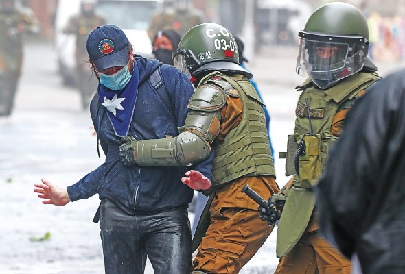 Ante la crisis se han registrado protestas tanto en la región de La Araucanía y la ciudad capital, Santiago. Ante la crisis se han registrado protestas tanto en la región de La Araucanía y la ciudad capital, Santiago.