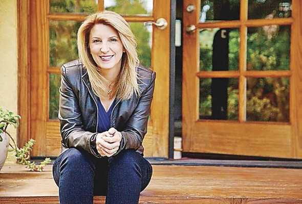 Janine Warner 'El alquimista digital sabe combinar negocio, periodismo y tecnología'. En Janine Warner hay demasiadas cosas buenas juntas: hay valentía, proyección, determinación. Muchos estamos observando ese puño de virtudes con suma perplejidad, que entran ganas de creer, de emprender, de contar historias. En el gremio del periodismo ya la conocen por esa voz que imprime confianza, por su mirada inteligente para lograr la sostenibilidad de los medios, por su brillantez en el mundo de la tecnología, un terreno que algunos medios tradicionales aún no logran entender. Janine Warner 'El alquimista digital sabe combinar negocio, periodismo y tecnología'. En Janine Warner hay demasiadas cosas buenas juntas: hay valentía, proyección, determinación. Muchos estamos observando ese puño de virtudes con suma perplejidad, que entran ganas de creer, de emprender, de contar historias. En el gremio del periodismo ya la conocen por esa voz que imprime confianza, por su mirada inteligente para lograr la sostenibilidad de los medios, por su brillantez en el mundo de la tecnología, un terreno que algunos medios tradicionales aún no logran entender.