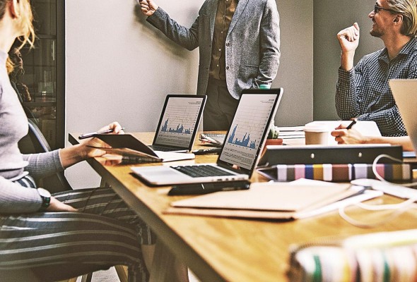 De acuerdo con Merco, esta metodología está diseñada para que participen aquellos ejecutivos de empresa que facturen más de $10 millones al año De acuerdo con Merco, esta metodología está diseñada para que participen aquellos ejecutivos de empresa que facturen más de $10 millones al año