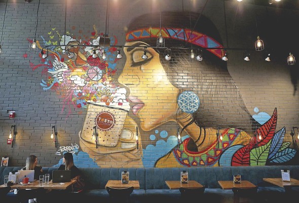 Su ambiente es moderno y casual con muy buena música. Su ambiente es moderno y casual con muy buena música.