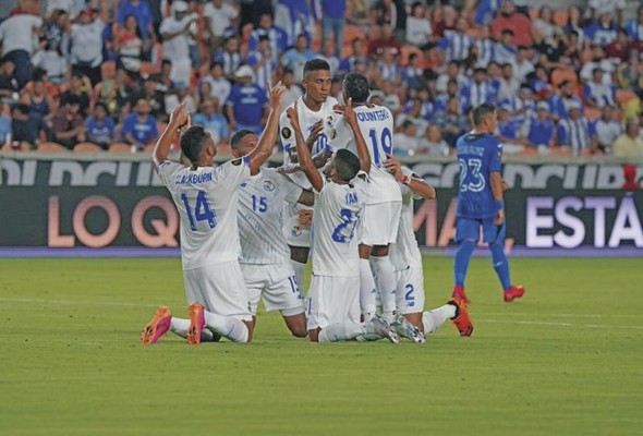 La Selección tendrá que equilibrar su propuesta entre el volumen ofensivo y su capacidad defensiva para que la claridad en el juego le permita posibilidades desde el inicio de la eliminatoria. El esquema defensivo del equipo no solo es responsabilidad de la defensa. La Selección tendrá que equilibrar su propuesta entre el volumen ofensivo y su capacidad defensiva para que la claridad en el juego le permita posibilidades desde el inicio de la eliminatoria. El esquema defensivo del equipo no solo es responsabilidad de la defensa.