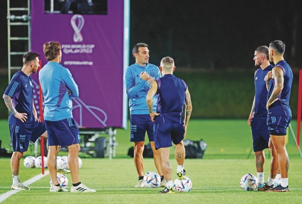 El entrenador de Argentina Lionel Scaloni durante un entrenamiento El entrenador de Argentina Lionel Scaloni durante un entrenamiento