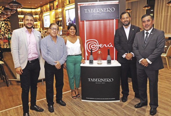Fernando Hernández, Ángel Larrea, Rosmery Chávez, Miguel Legarda y Gustavo García Benavides Fernando Hernández, Ángel Larrea, Rosmery Chávez, Miguel Legarda y Gustavo García Benavides
