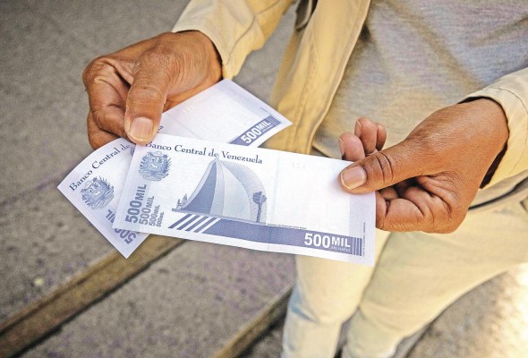 Los nuevos billetes parecen abocados a pagar el pan o los tiquetes de autobús antes de caer en los cuadernos de coleccionistas. Los nuevos billetes parecen abocados a pagar el pan o los tiquetes de autobús antes de caer en los cuadernos de coleccionistas.