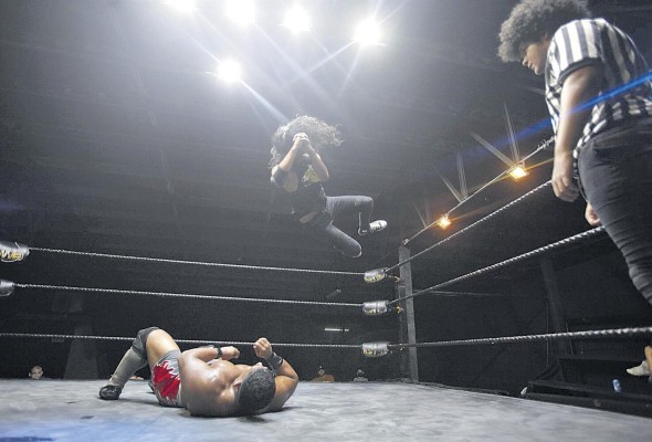 El luchador Deimos (arriba) se lanza contra Crush, durante una competencia de lucha libre, el 5 de noviembre de 2022, en Ciudad de Panamá El luchador Deimos (arriba) se lanza contra Crush, durante una competencia de lucha libre, el 5 de noviembre de 2022, en Ciudad de Panamá