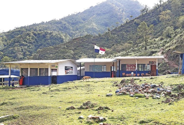 El Centro Educativo posee una matricula de 174 estudiantes en primaria y 160 en Premedia que estudian en un turno matutino y otro vespertino respectivamente. El Centro Educativo posee una matricula de 174 estudiantes en primaria y 160 en Premedia que estudian en un turno matutino y otro vespertino respectivamente.