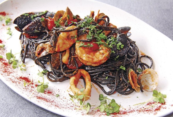 Spaghetti pescatore con tinta de calamar. Spaghetti pescatore con tinta de calamar.