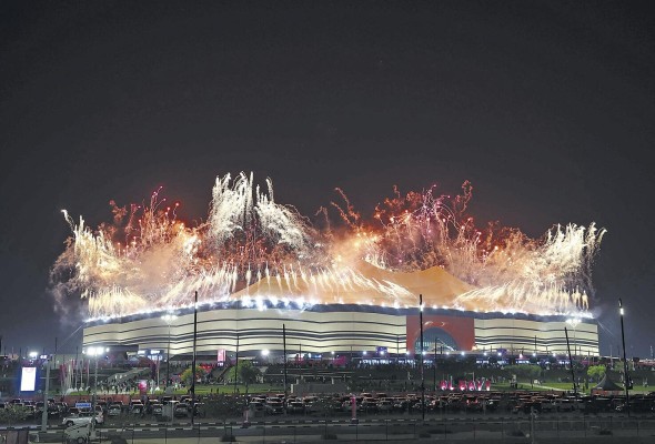 Ambiente exterior del Estadio de Al Khor durante el partido inaugural del Mundial de Catar 2022. Ambiente exterior del Estadio de Al Khor durante el partido inaugural del Mundial de Catar 2022.