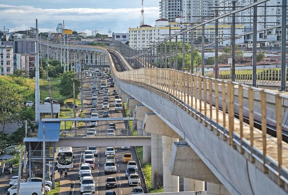 Cuando hay una carencia de planificación, se favorece la movilidad individual, lo que causa que las autopistas y los automóviles contribuyan al desarrollo de aglomeraciones difusas y densas. Cuando hay una carencia de planificación, se favorece la movilidad individual, lo que causa que las autopistas y los automóviles contribuyan al desarrollo de aglomeraciones difusas y densas.