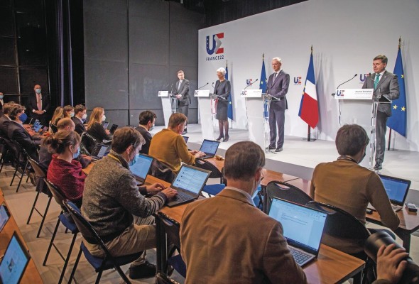 EL vicepresidente económico, de la Comisión Europea, Valdis Dombrovskis afirmó que, se están preparando “planes para más sanciones que pesarán sobre Rusia y Bielorrusia”. EL vicepresidente económico, de la Comisión Europea, Valdis Dombrovskis afirmó que, se están preparando “planes para más sanciones que pesarán sobre Rusia y Bielorrusia”.