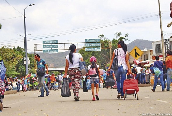 Migrantes venezolanos en la frontera con Colombia. Migrantes venezolanos en la frontera con Colombia.