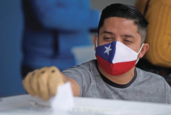 Un hombre ejercía su voto este domingo en el Estadio Nacional en Santiago (Chile). Un hombre ejercía su voto este domingo en el Estadio Nacional en Santiago (Chile).