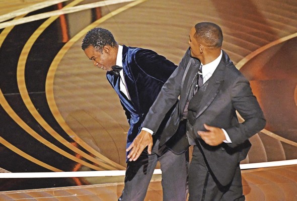 El actor Will Smith (der.) golpeó al presentador y comediante Chris Rock por un chiste a costa de su esposa, Jada Pinkett Smith. El actor Will Smith (der.) golpeó al presentador y comediante Chris Rock por un chiste a costa de su esposa, Jada Pinkett Smith.