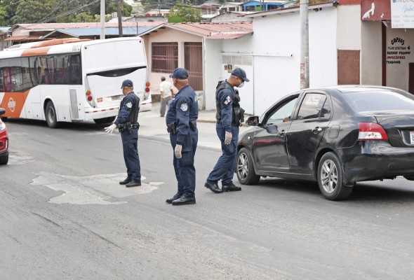 Las autoridades de seguridad retuvieron 465 personas por violar el toque de queda. Las autoridades de seguridad retuvieron 465 personas por violar el toque de queda.