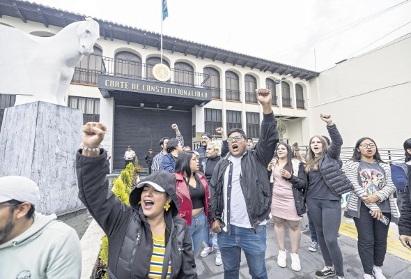 Protestan frente a la Corte de Constitucionalidad de Guatemala. Protestan frente a la Corte de Constitucionalidad de Guatemala.