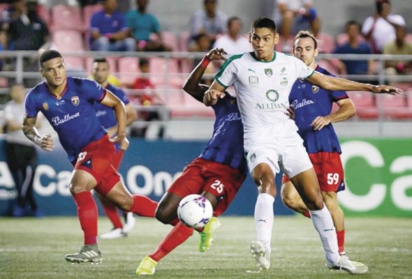 Valentín Pimentel abrió el marcador en el partido de ida entre placinos y costeños el sábado en el estadio Maracaná del Chorrillo. Valentín Pimentel abrió el marcador en el partido de ida entre placinos y costeños el sábado en el estadio Maracaná del Chorrillo.