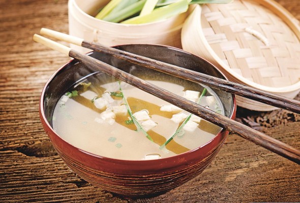 Más allá de la sopa de wantón o la famosa Mayor Alemán, hay otras opciones que no debe dejar de probar. Una sopa de tofu con hojas de mostaza o de pollo con maíz y lágrimas de huevo, muy tradicional. Para quienes deseen aventurarse más, la sopa de buche de pescado. Más allá de la sopa de wantón o la famosa Mayor Alemán, hay otras opciones que no debe dejar de probar. Una sopa de tofu con hojas de mostaza o de pollo con maíz y lágrimas de huevo, muy tradicional. Para quienes deseen aventurarse más, la sopa de buche de pescado.