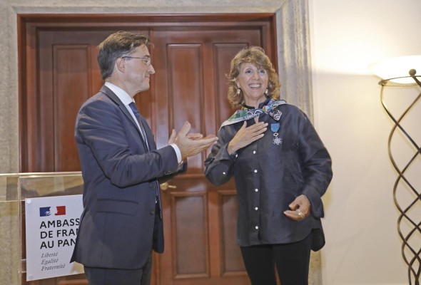 Gobierno francés condecora a Pituka Ortega de Heibron Gobierno francés condecora a Pituka Ortega de Heibron