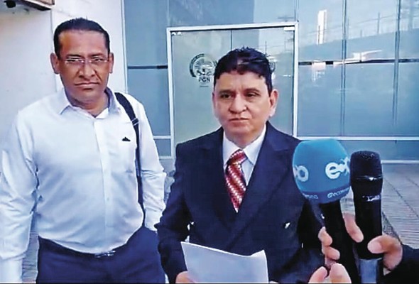Heraclio Bustamante y su representante legal, José Antonio Monacada. xxxxx xxxx Heraclio Bustamante y su representante legal, José Antonio Monacada. xxxxx xxxx