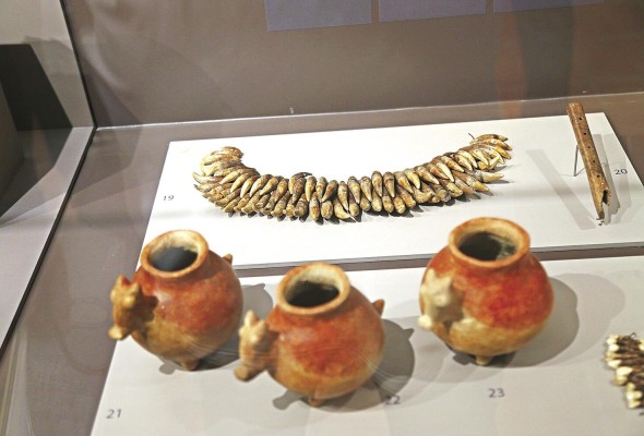 En las tumbas se encontraron vasijas coloridas que representaban al gran señor. En las tumbas se encontraron vasijas coloridas que representaban al gran señor.