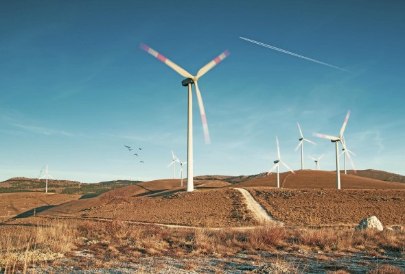 Parque eólico en las montañas italianas, como parte del desarrollo de fuentes renovables. Parque eólico en las montañas italianas, como parte del desarrollo de fuentes renovables.