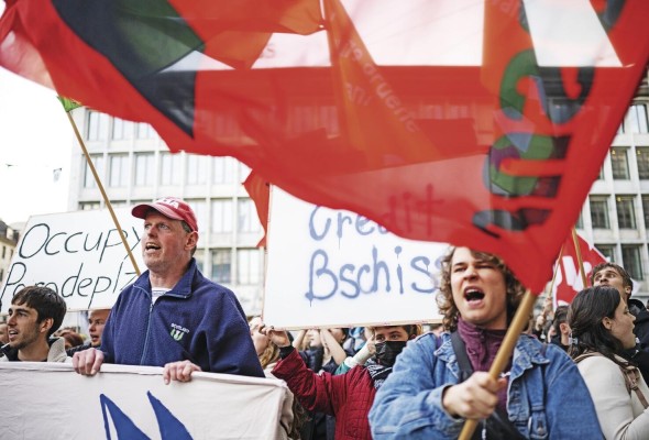 Las protestas continúan en Zúrich por la crisis generada en la banca suiza. Tras la compra de Credit Suisse por UBS, las acciones reportaron pérdidas. Las protestas continúan en Zúrich por la crisis generada en la banca suiza. Tras la compra de Credit Suisse por UBS, las acciones reportaron pérdidas.