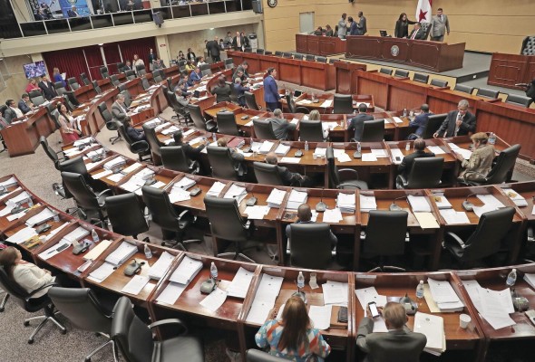 Los diputados se declararon en sesión permanente desde el pasado jueves para discutir el proyecto en segundo debate. Los diputados se declararon en sesión permanente desde el pasado jueves para discutir el proyecto en segundo debate.